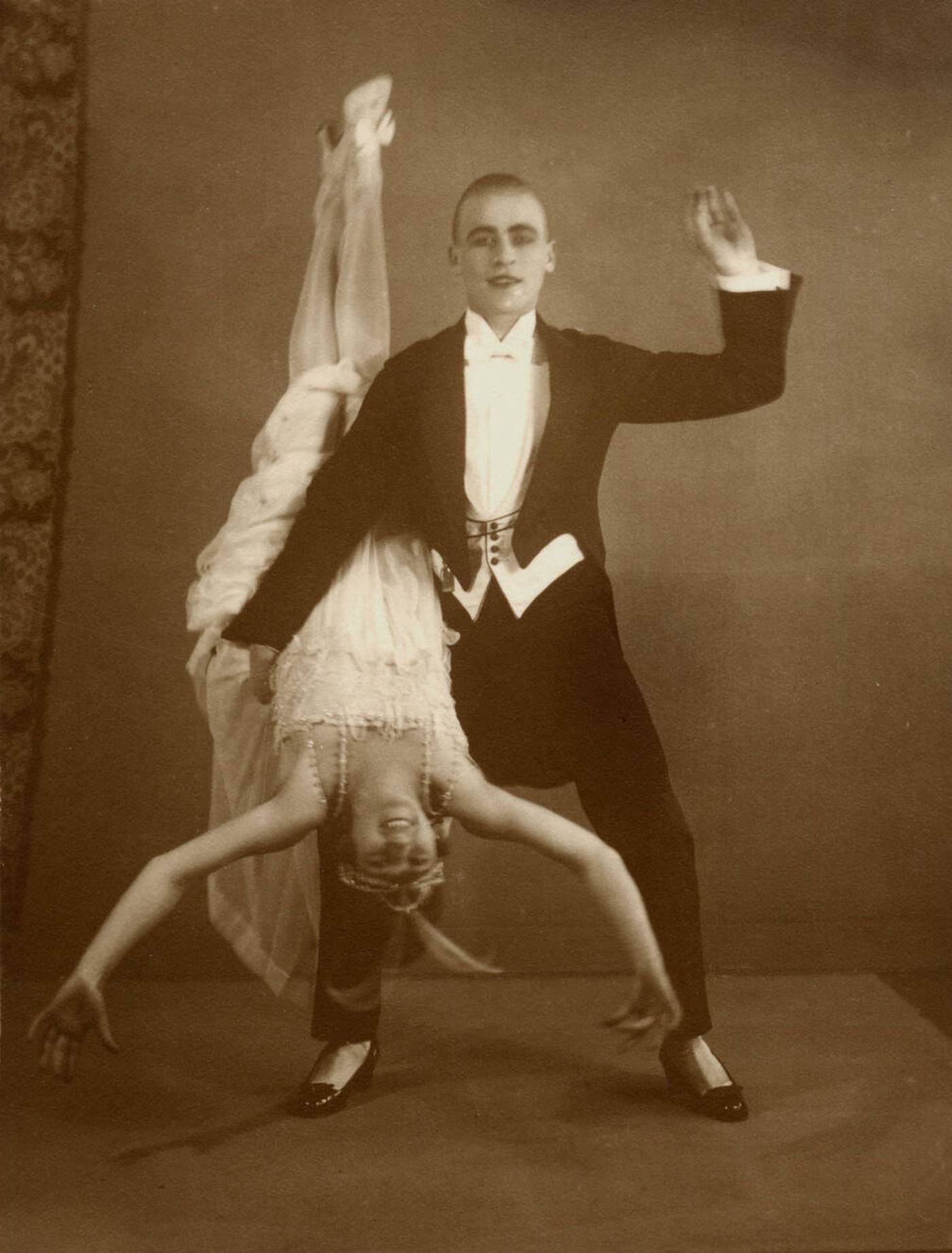 Wild & acrobatic upside-down dance duo.