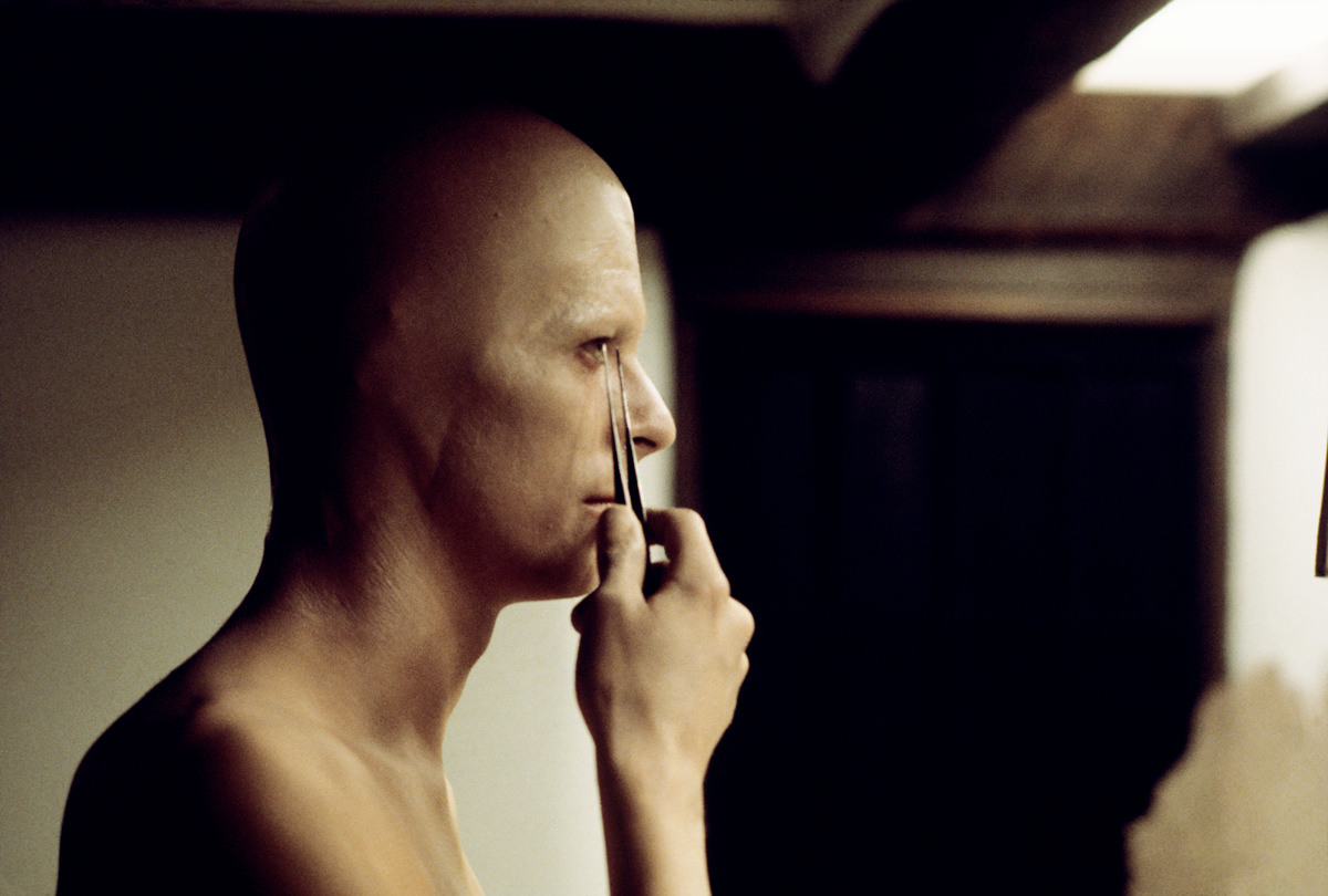 David Bowie applying makeup for The Man Who Fell to Earth, New Mexico, 1975.