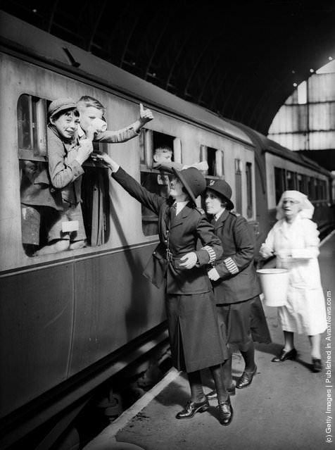 Women on the Beat: A Look at Vintage Photos of Female Police Officers