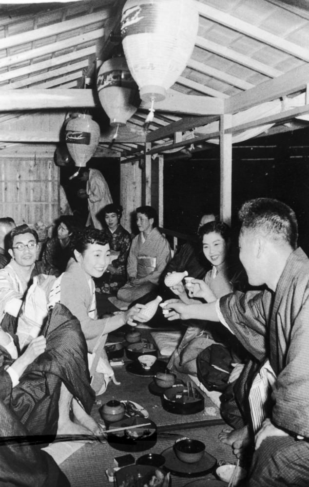 Geishas serving tea on a boat on the Nagara River, 1950s.