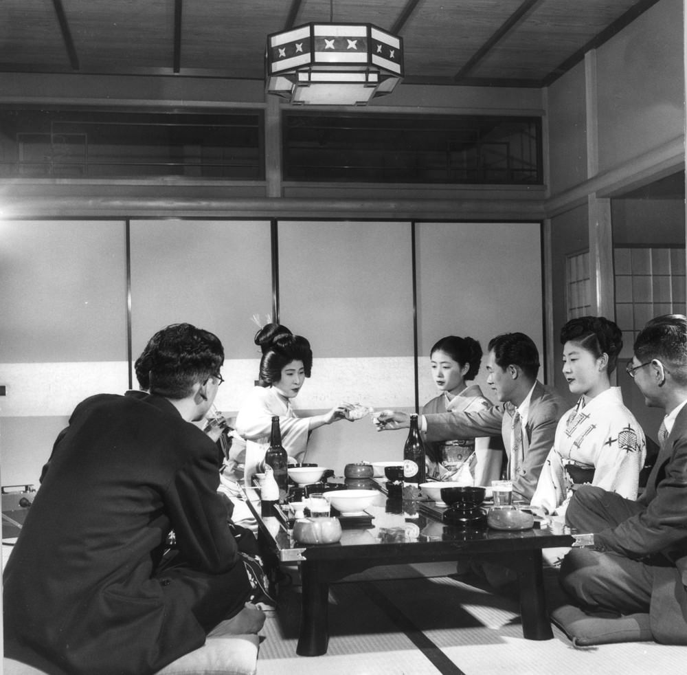 Geisha girls entertaining men, 1950s.