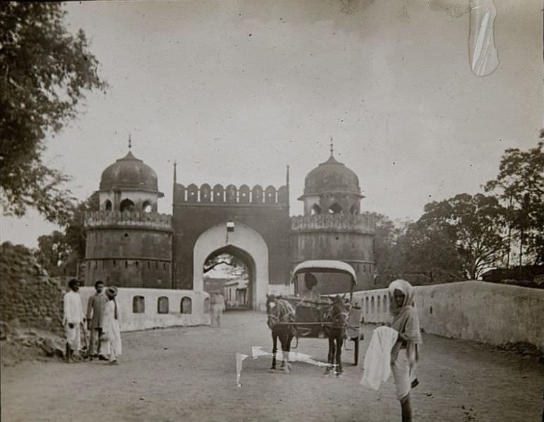 Mecca (Makai) Gate in Aurangabad, Maharashtra, India, 1890s.