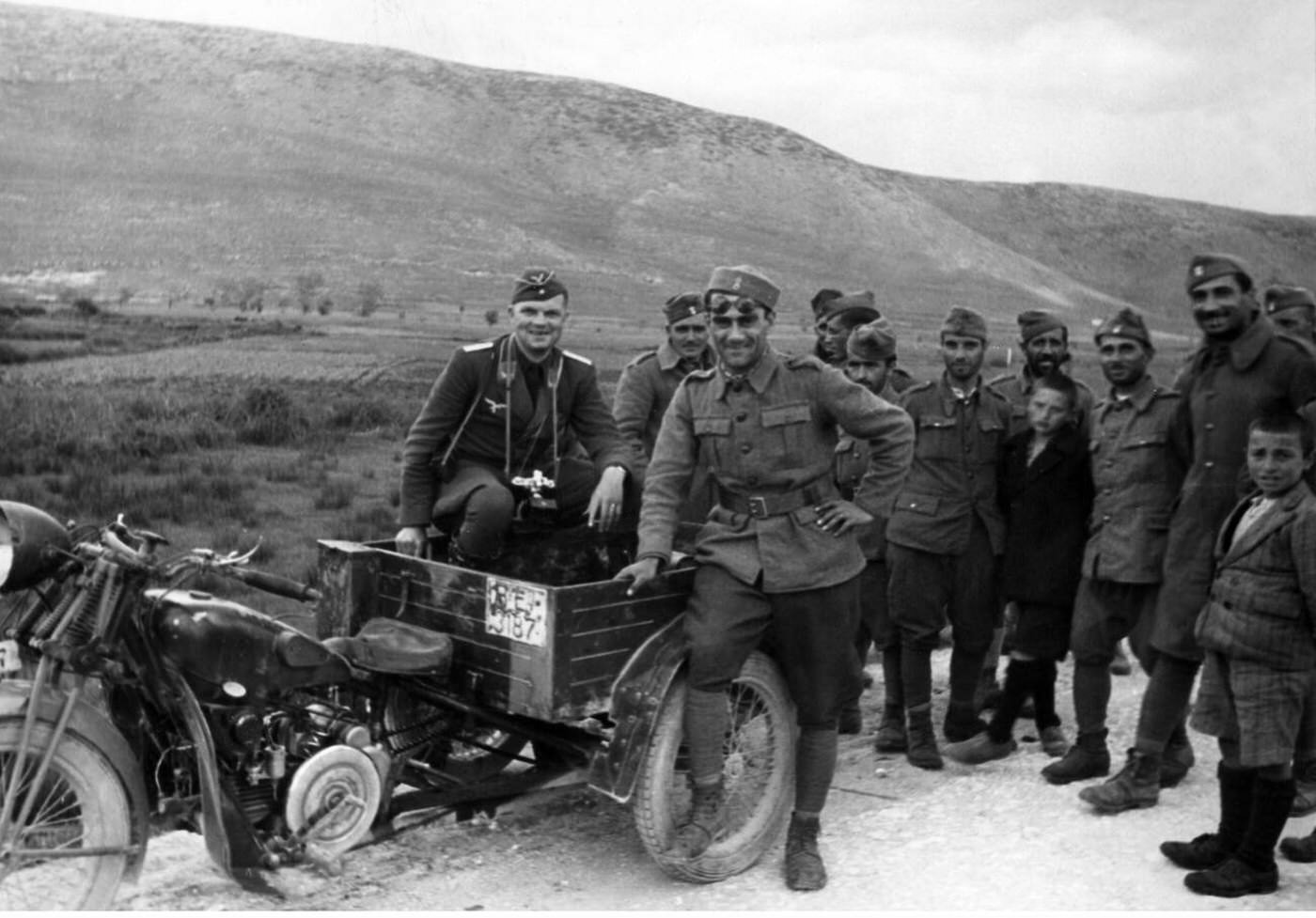 Italian soldiers with a German war correspondent in Greece, 1941.