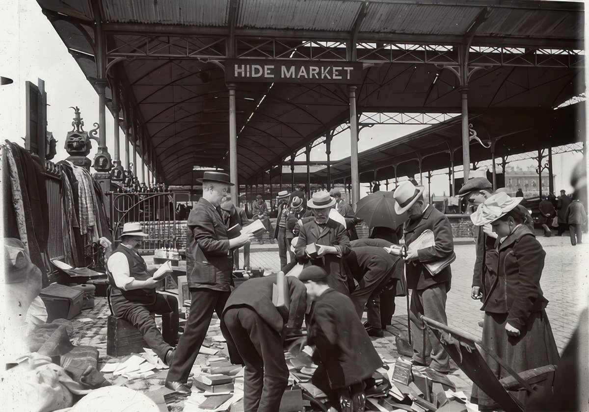 Book sale at Caledonian Road Market, 1910