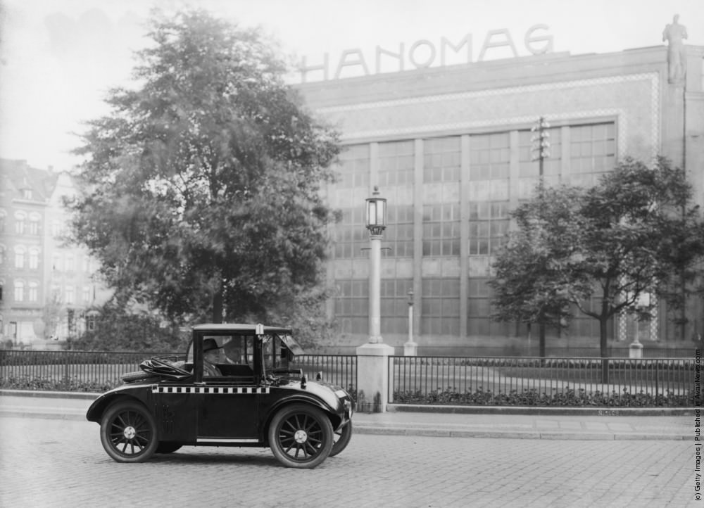 A midget Hanomag Kommisbrot car outside the manufacturer's headquarters. 1935.