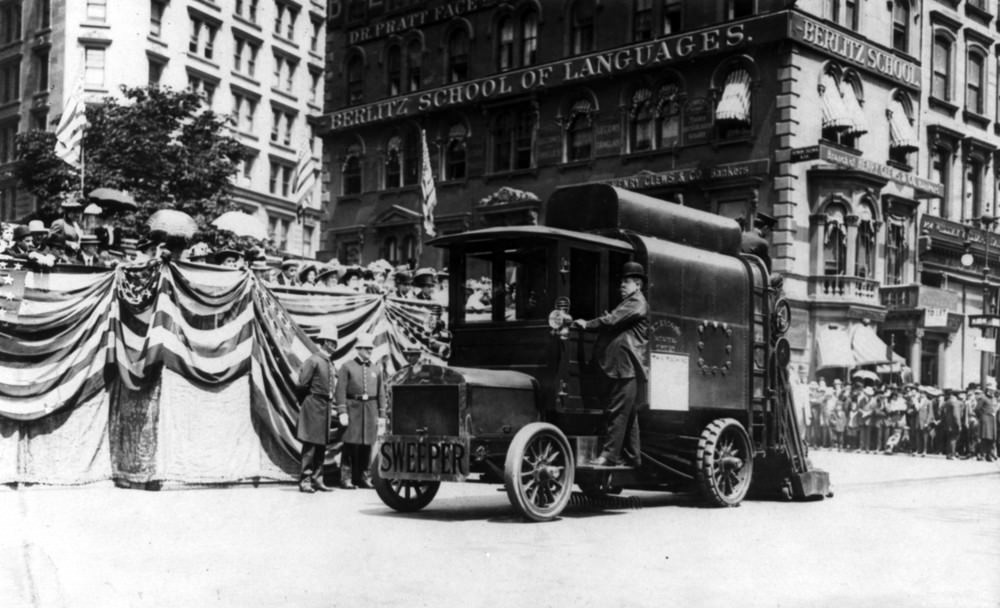 Auto street cleaner, New York City, 1900s.