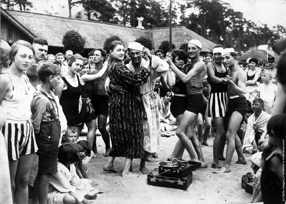 Berliners dancing on the beach at Wannsee resort during a heatwave, 1925.