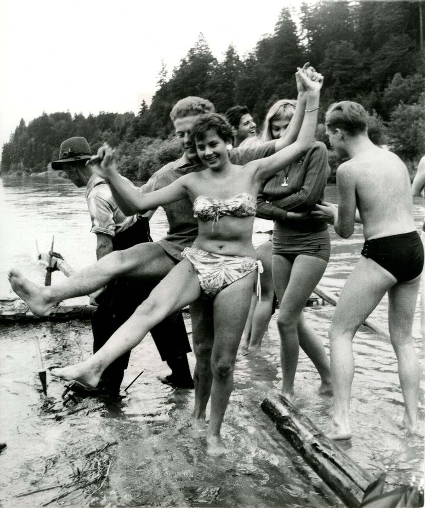 Members of the Hot Club Munich Jazz-Disco on a raft trip on the Isar River, 1960s.