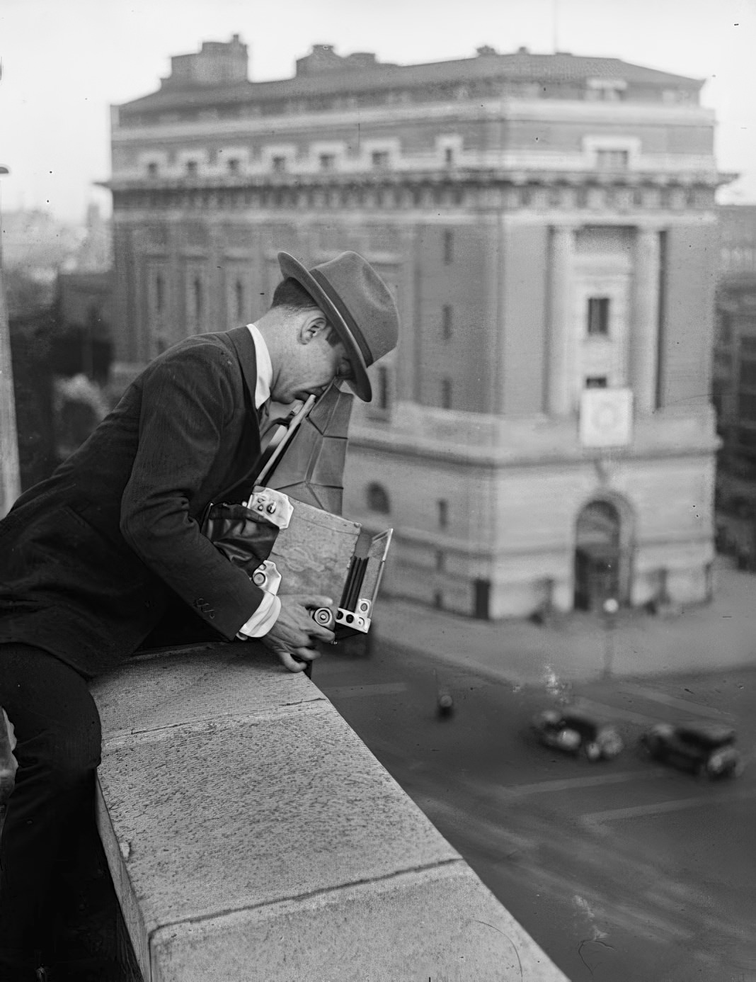 Unidentified photographer with camera from the early 1900s.