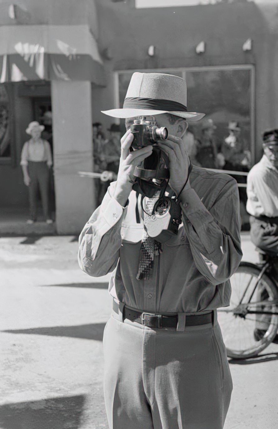 Tourist using candid camera, Taos, New Mexico, 1940.
