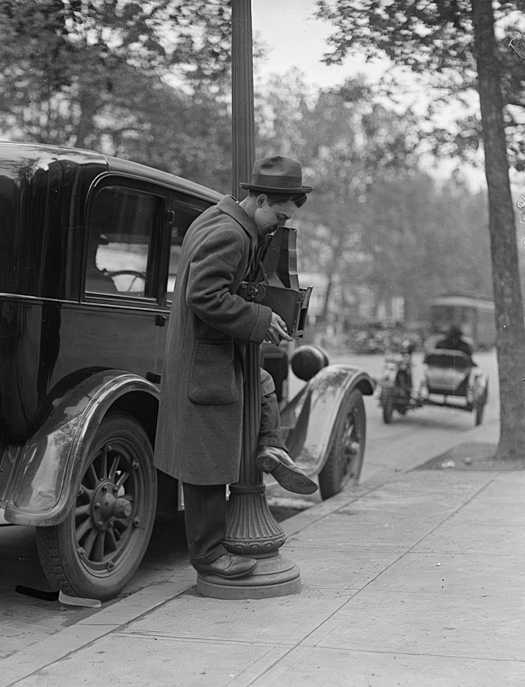 Unidentified photographer with camera from the early 1900s.