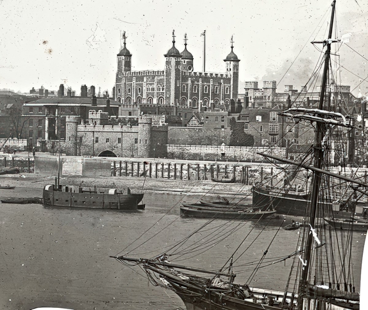 The Tower of London from the river, 1910s