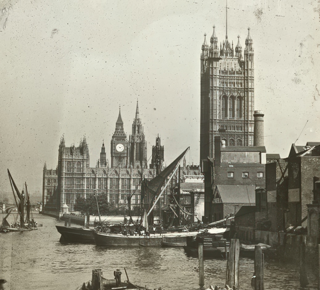London's Lifeline: Historic Photos of River Thames in the Early 20th Century