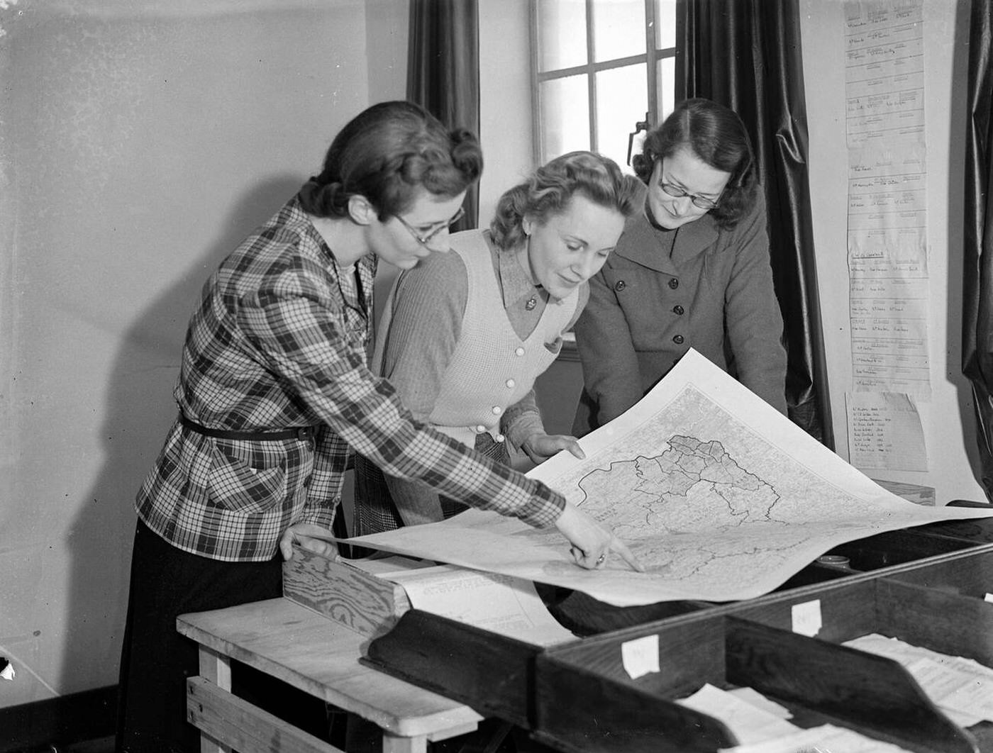Women supervising scrap metal collection, 1942