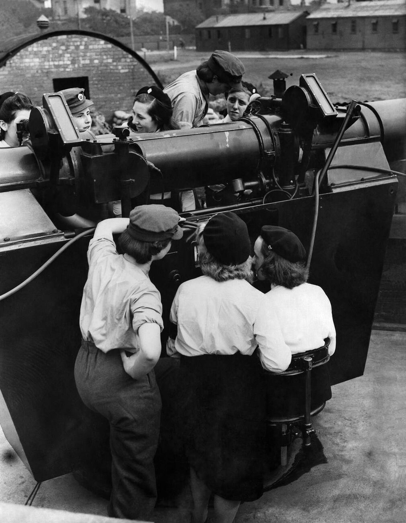 Girls' Training Corps visiting a gun site, 1942