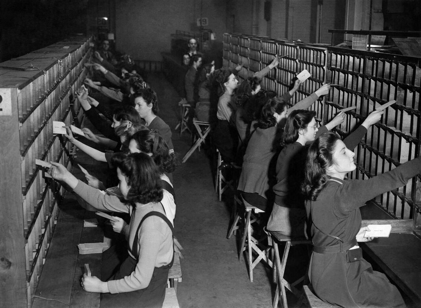 Girls sorting Christmas mail, 1943