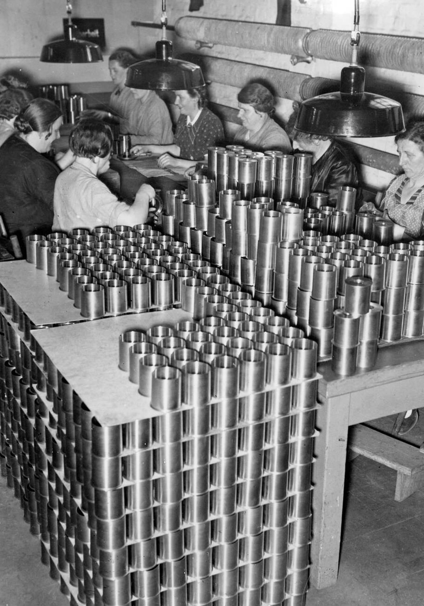 Women working in the defense industry, 1943