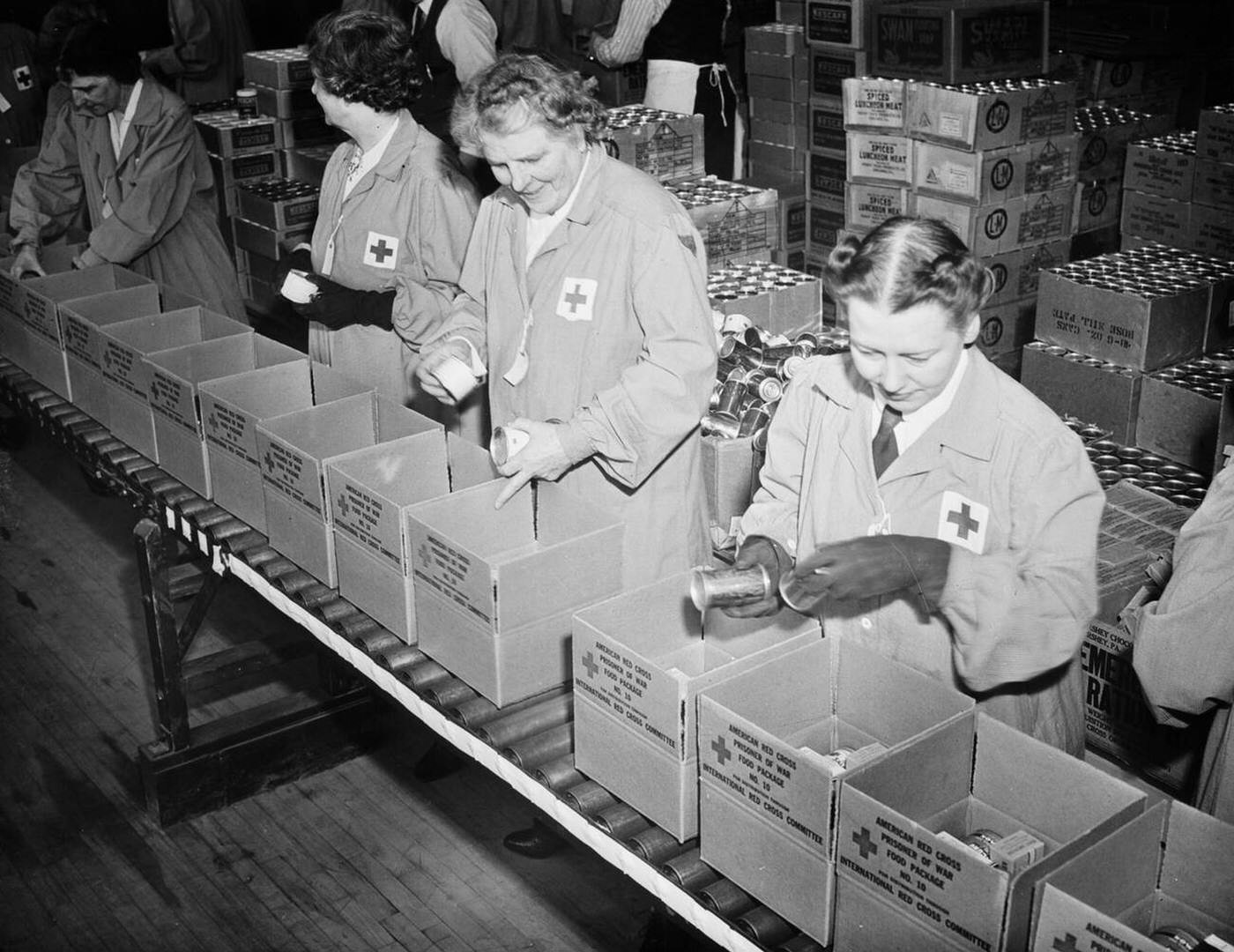 Red Cross volunteers packing parcels, 1942-1943