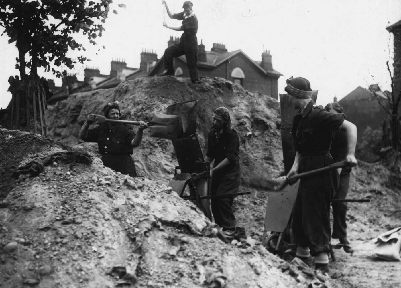 Women clearing raid debris, 1941