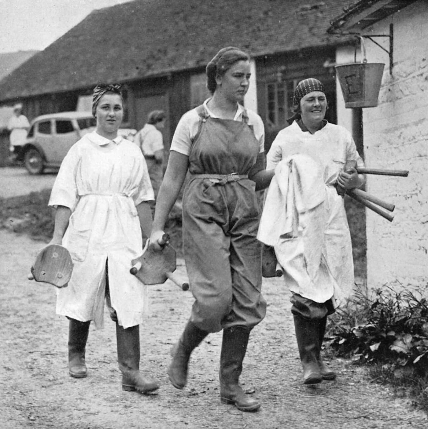 Trainee milkmaids, 1939