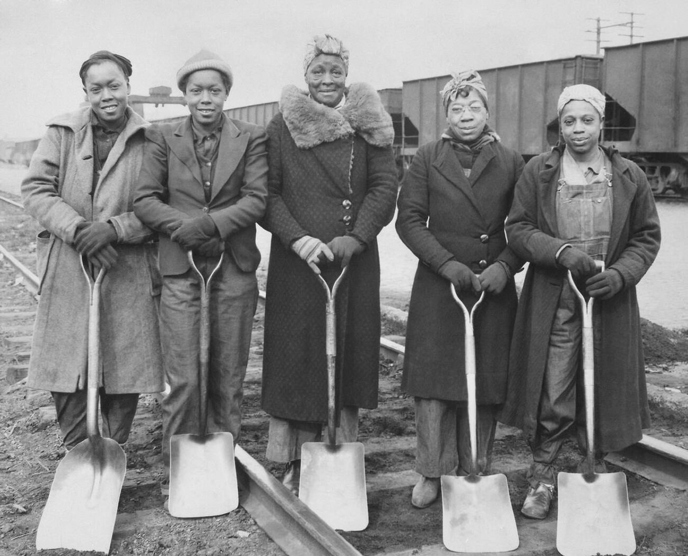 Trackwomen of the Baltimore & Ohio Railroad, 1943