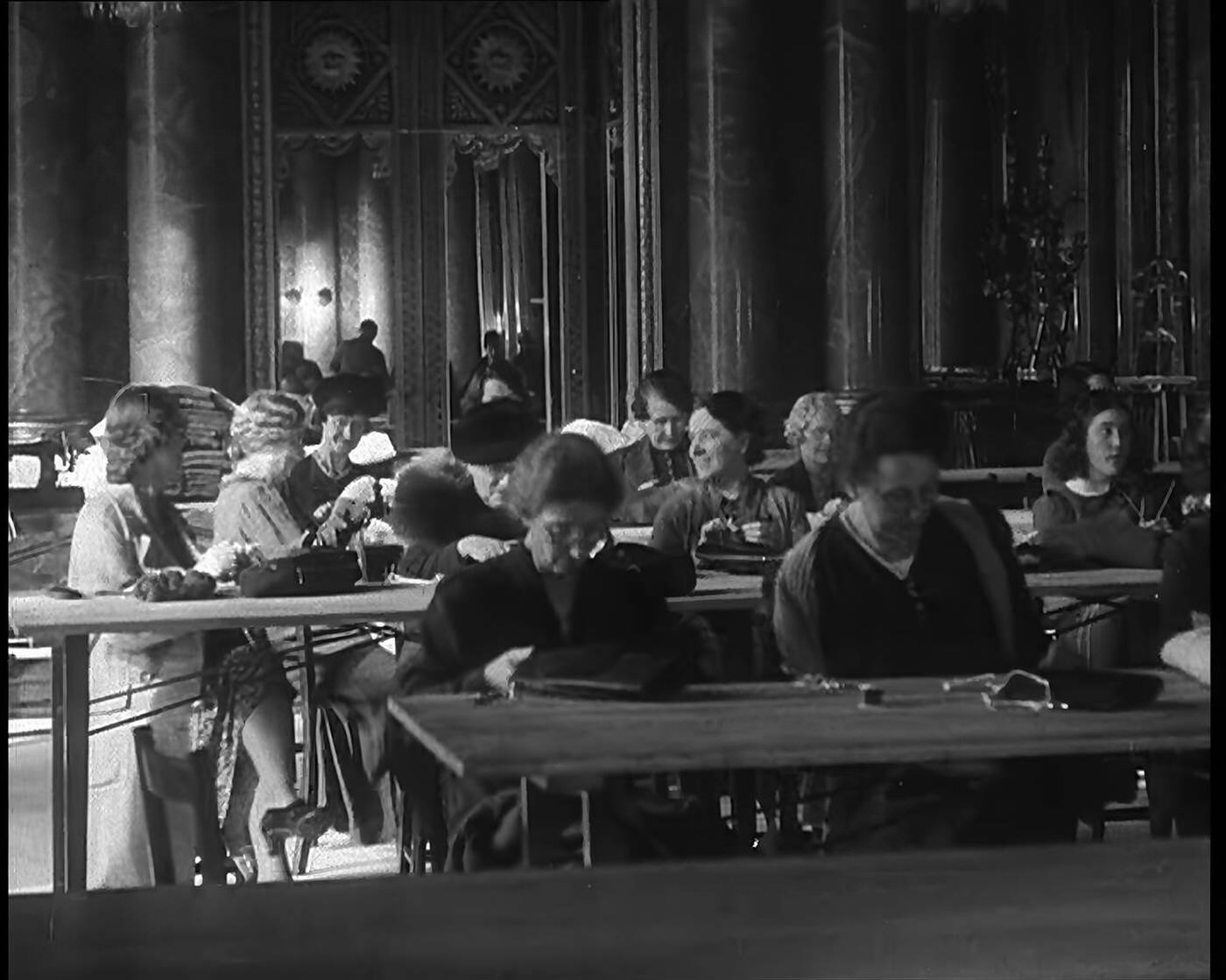 Buckingham Palace sewing group, 1940