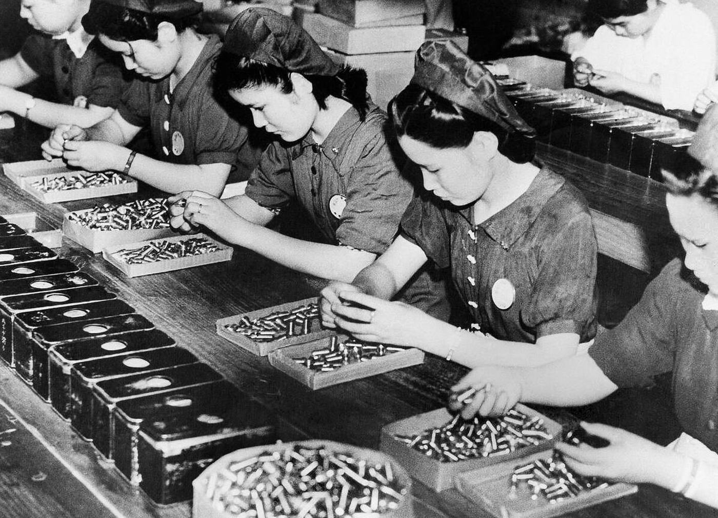 Women working in a Japanese ammunition factory, 1941
