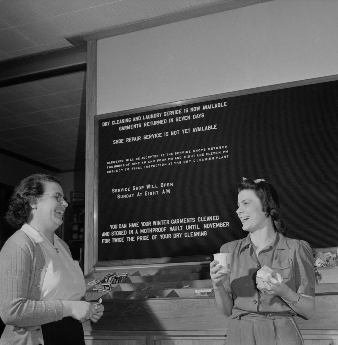 Women eating hotdogs, 1943