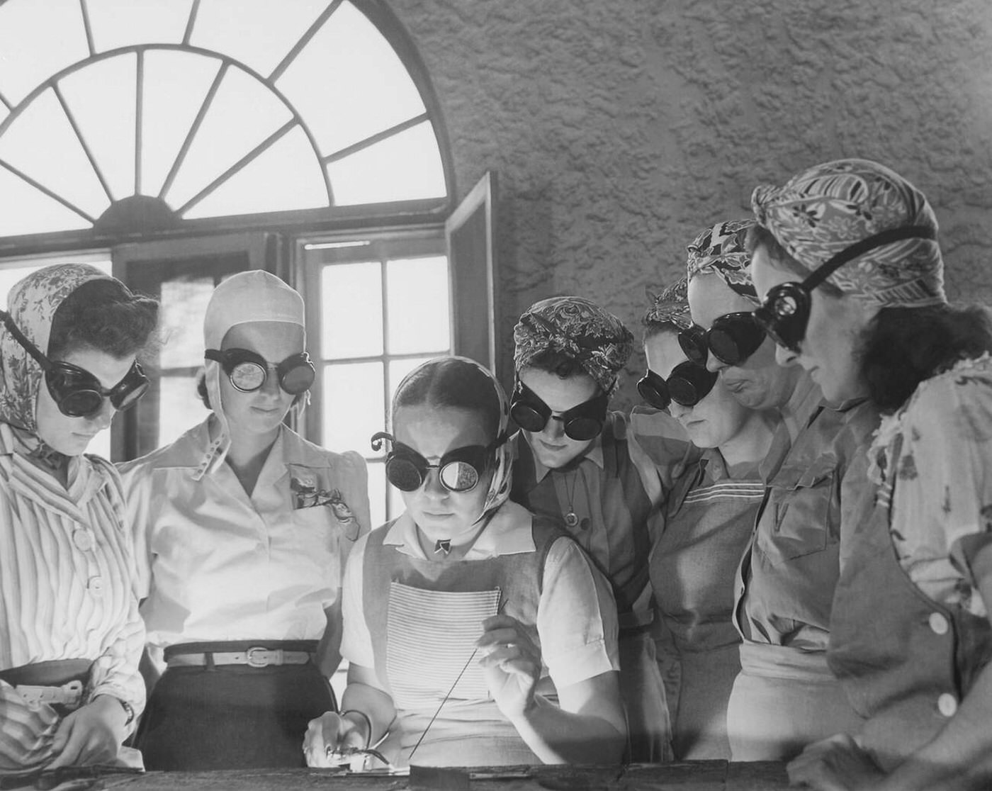 Women learning war work, 1942