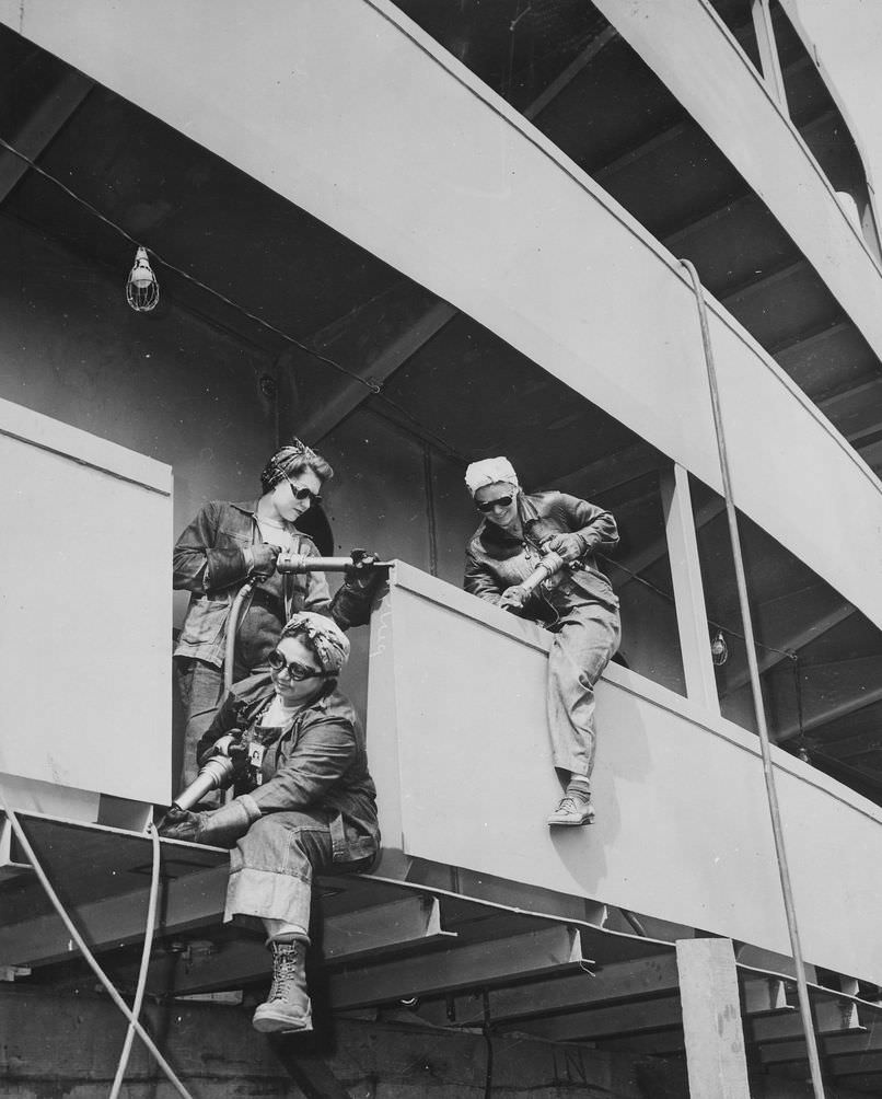 Women working as "chippers," 1942