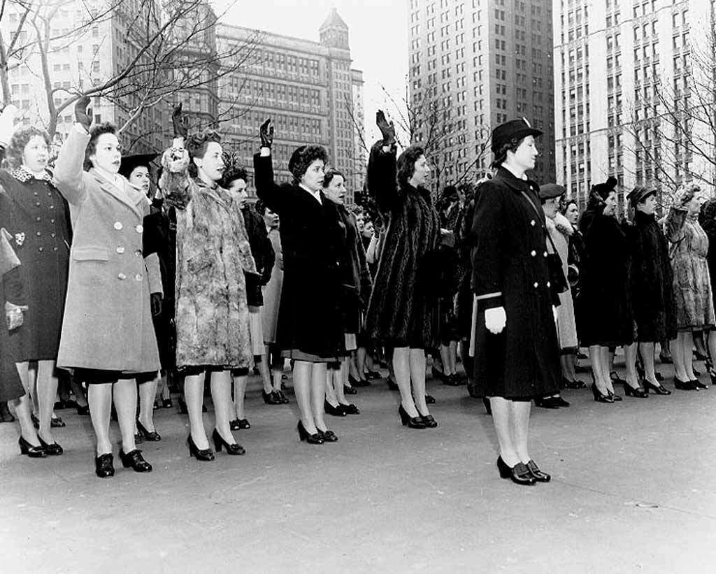 Women enlisting in WAVES and SPARS, 1943