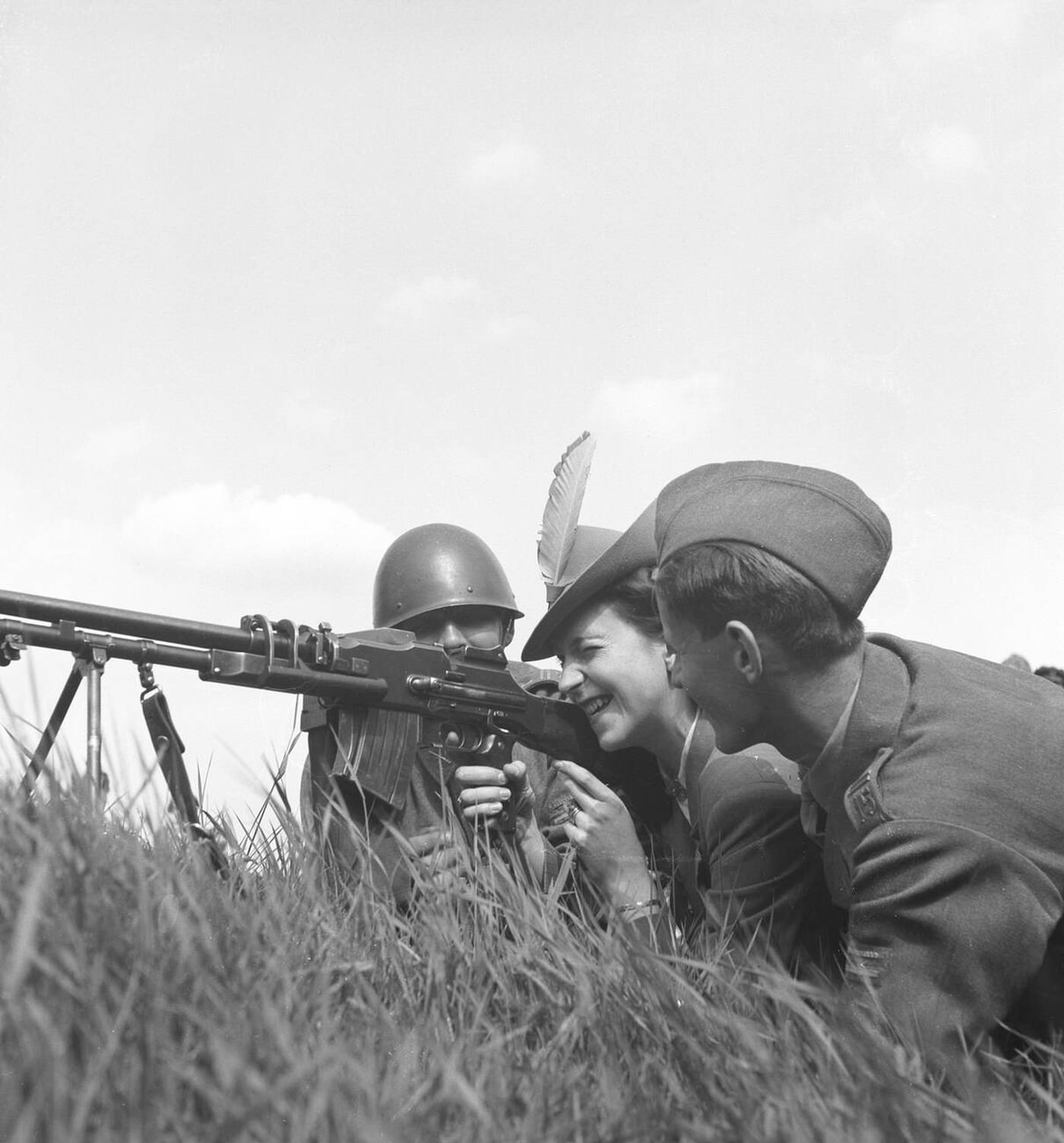 A woman with soldiers behind a machine gun, 1942