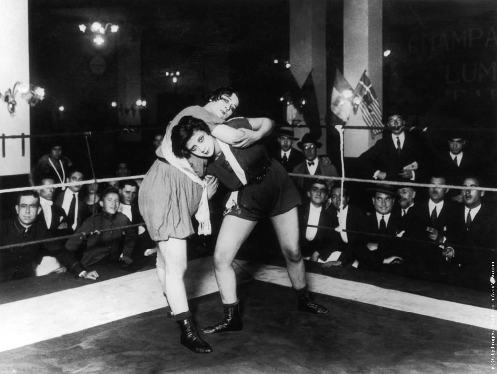 Argentinian wrestler Alvarez and Swiss opponent Mme Roxanne, 1914