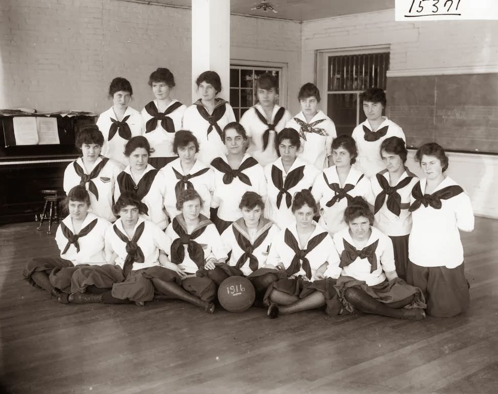 Oxford College basketball team 1916