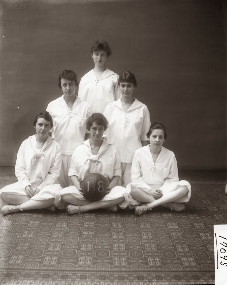Western College sophomore basketball team 1916
