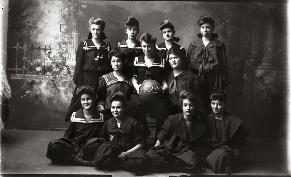 Junior women's basketball team 1903