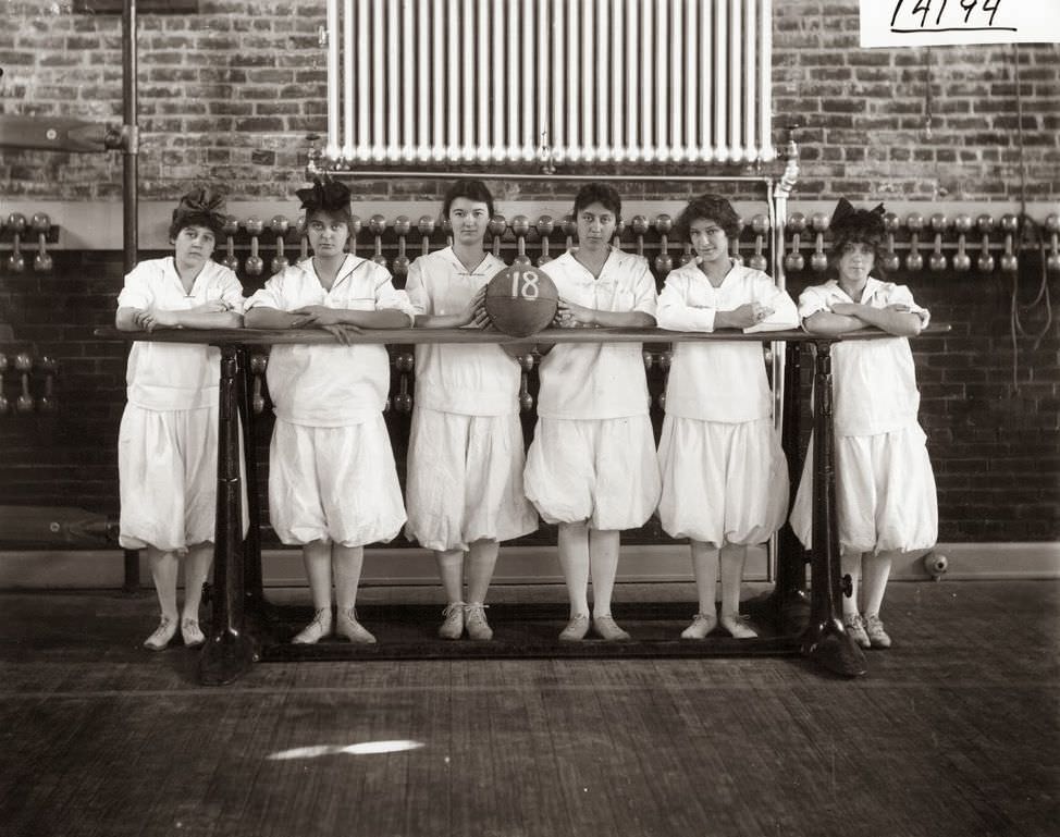 Western College basketball freshmen 1914