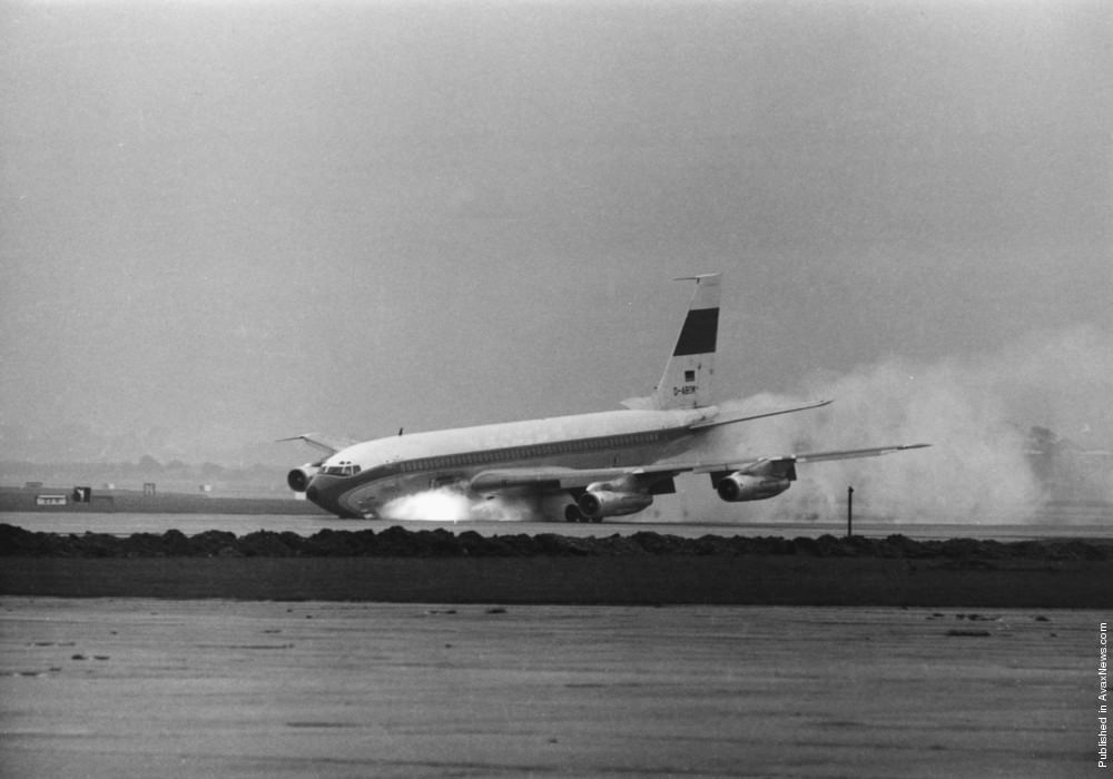 A Boeing 720 crash-lands with a faulty nosewheel, 1962.