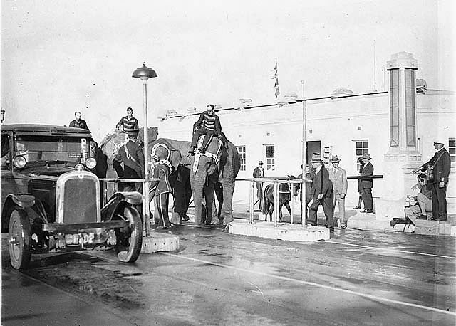 Cars in Australia in the Early 1900s: A Look at the First Automobiles to Appear Down Under