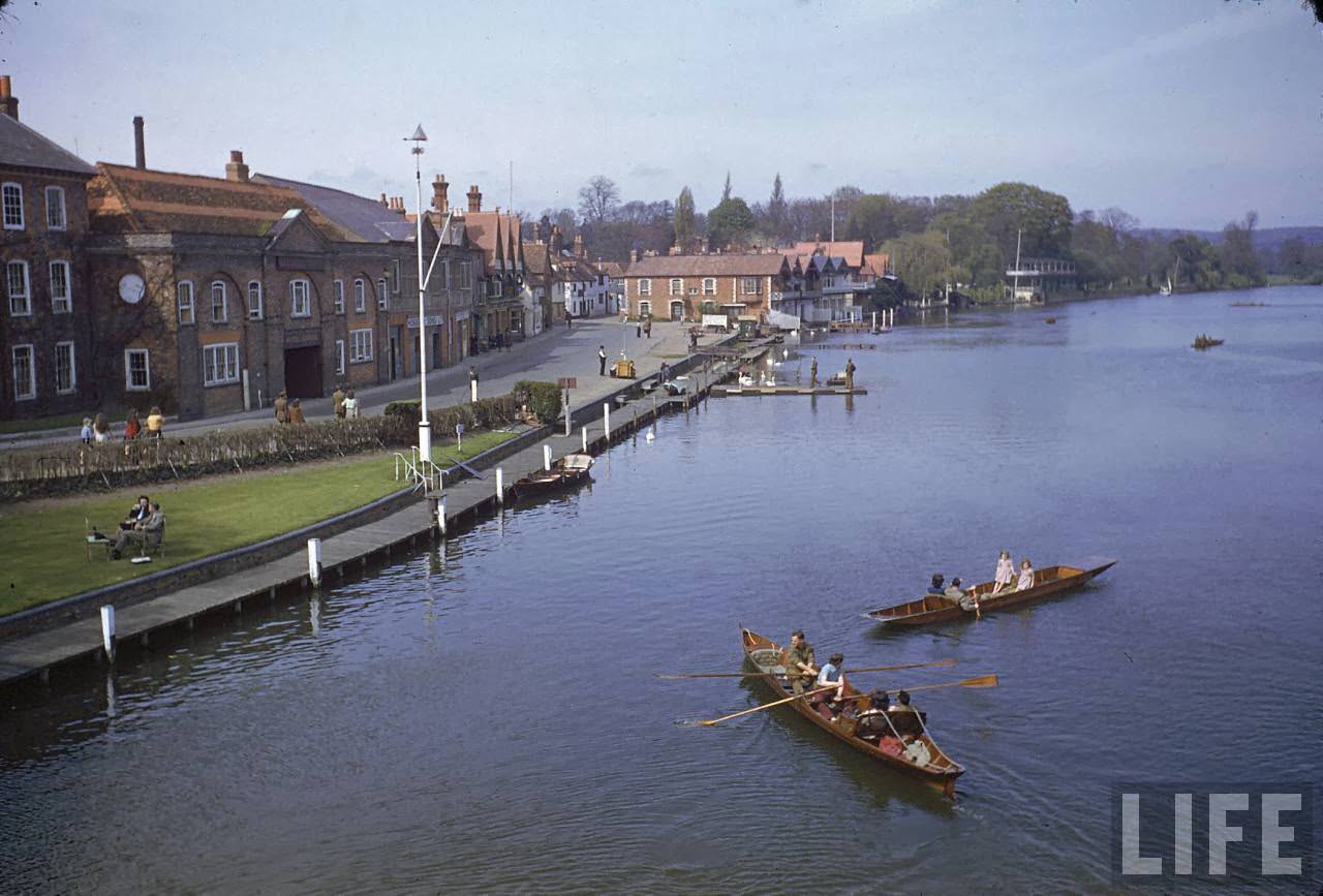 Boaters punting on the Thames River.
