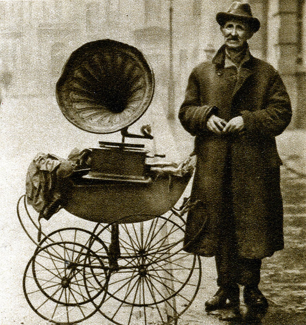 Street gramophone player