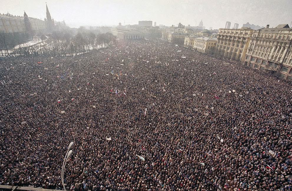 Protesters pack Moscow's Manezh Square, demanding that Soviet President Mikhail Gorbachev give up power, 1991.