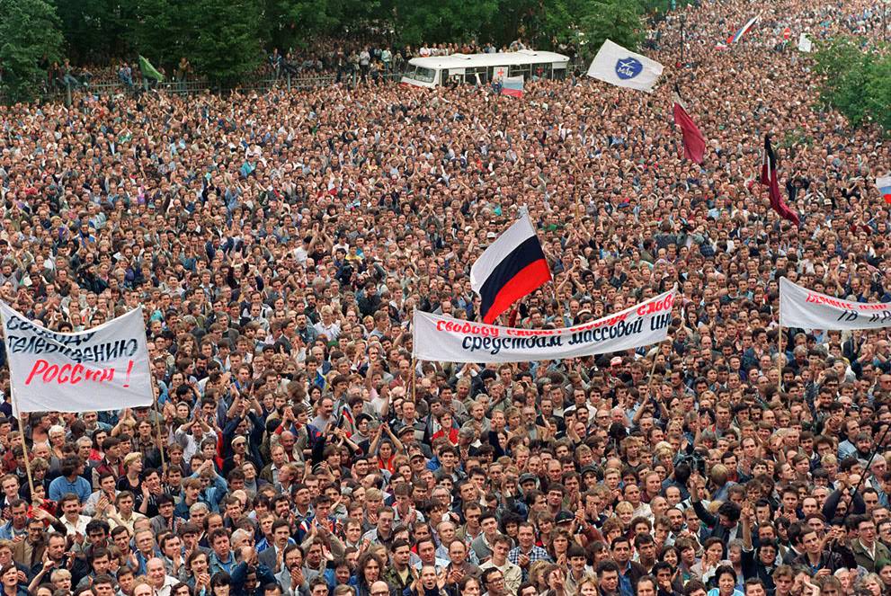 People gather in front of the Russian parliament building to support Boris Yeltsin, 1991.