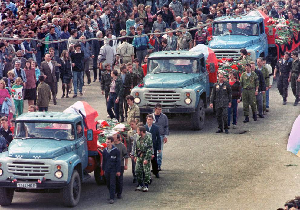 People follow a funeral procession for the victims of the coup in Moscow, 1991.