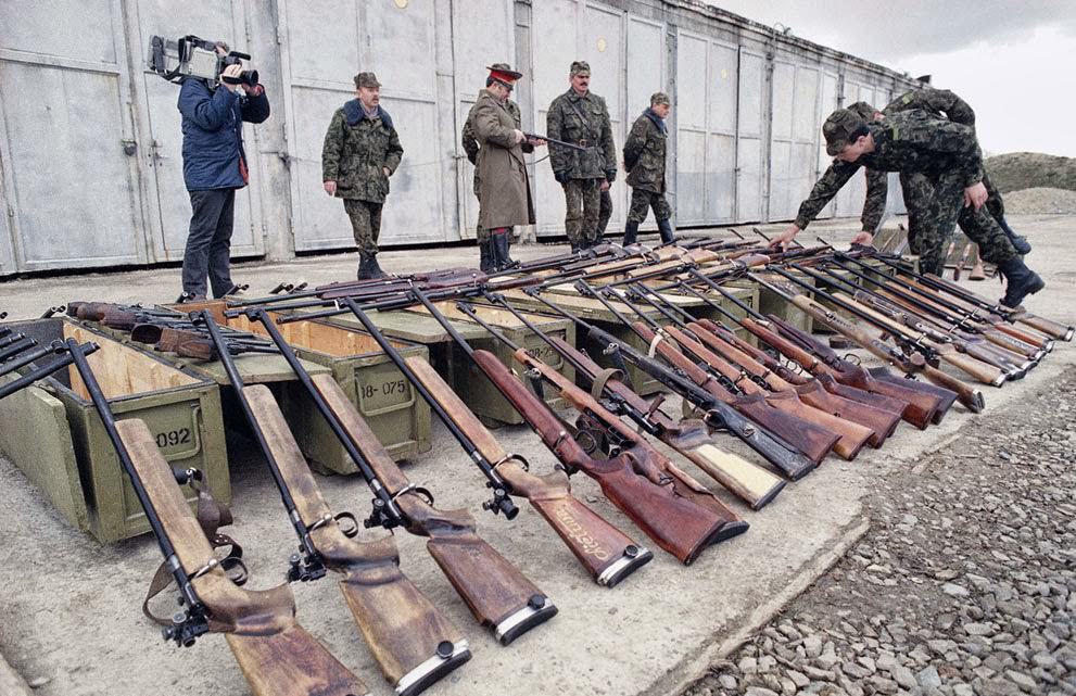 Soviet paratroopers inspect weapons confiscated from a local militia in Kaunas, Lithuania, 1990.