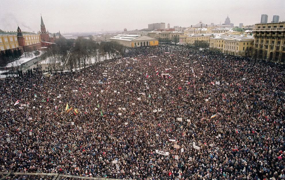 Demonstrators march on the Kremlin in Moscow, calling for the resignation of Soviet President Mikhail Gorbachev, 1991.