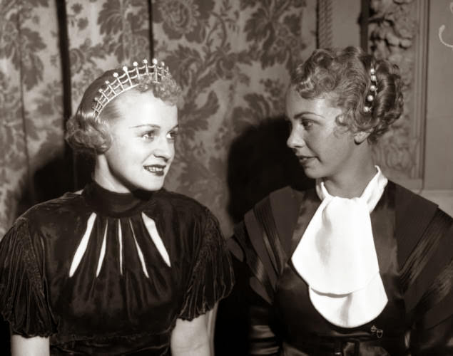 Blondes have more fun! Evelyn Fox (l.) and Bertha Peterson (r.) model crowns in their fair hair in 1933.
