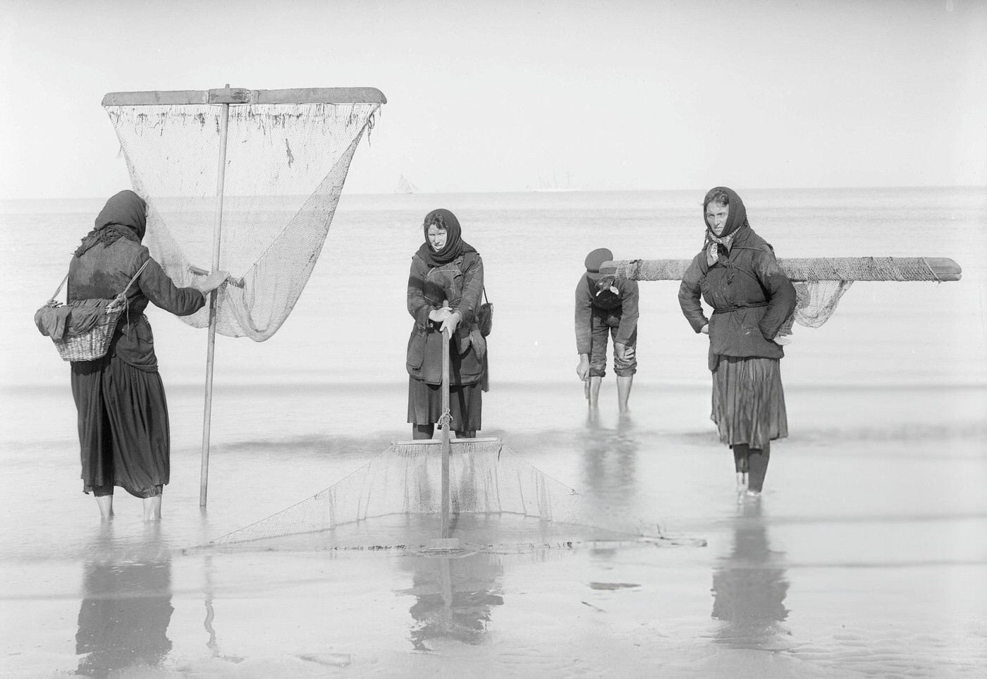 Fisherwomen of shrimps in Boulogne-sur-Mer, 1900.