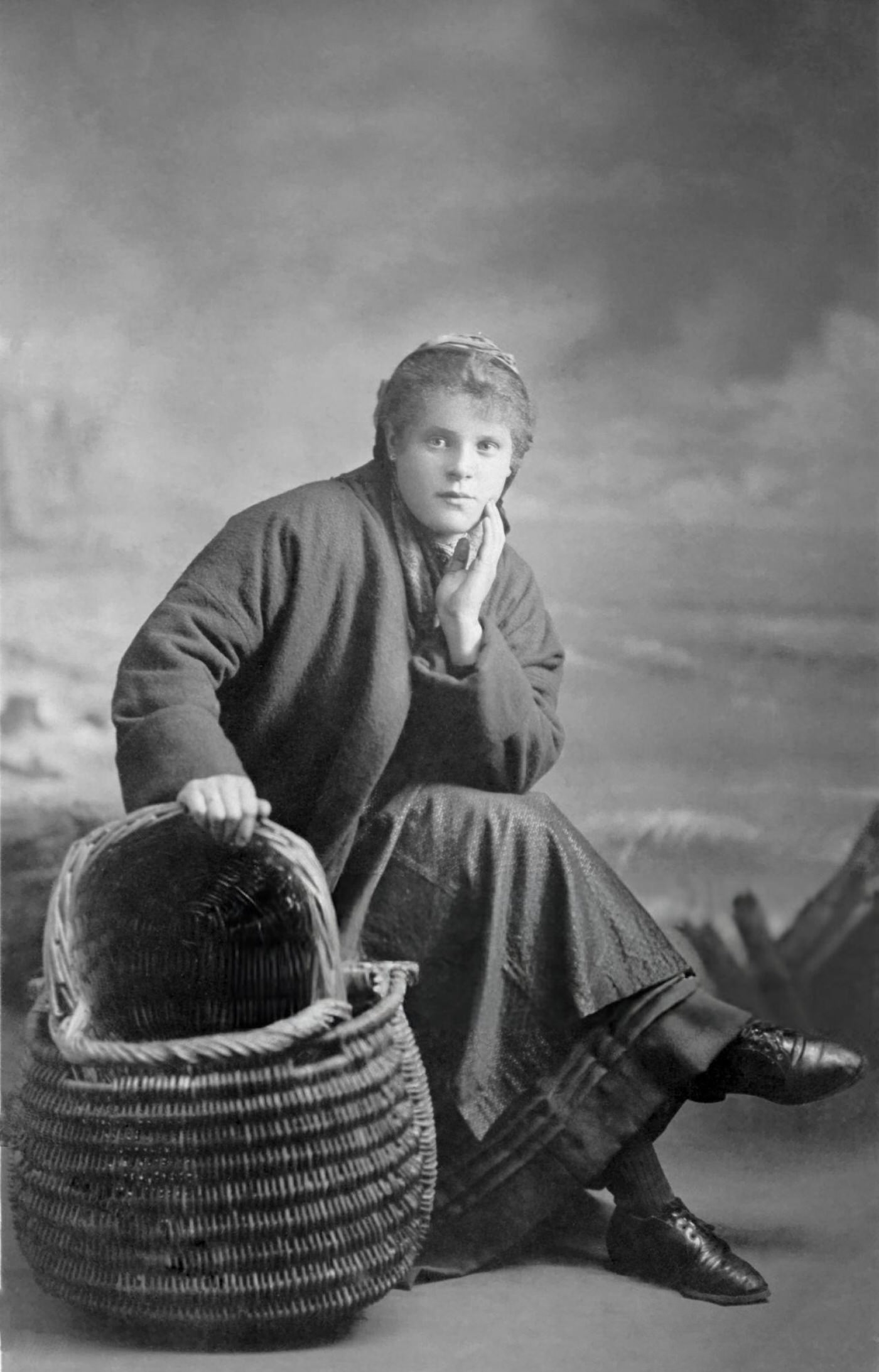 A fisherlass from Cullercoats with her basket, Cullercoats, England, 1900.