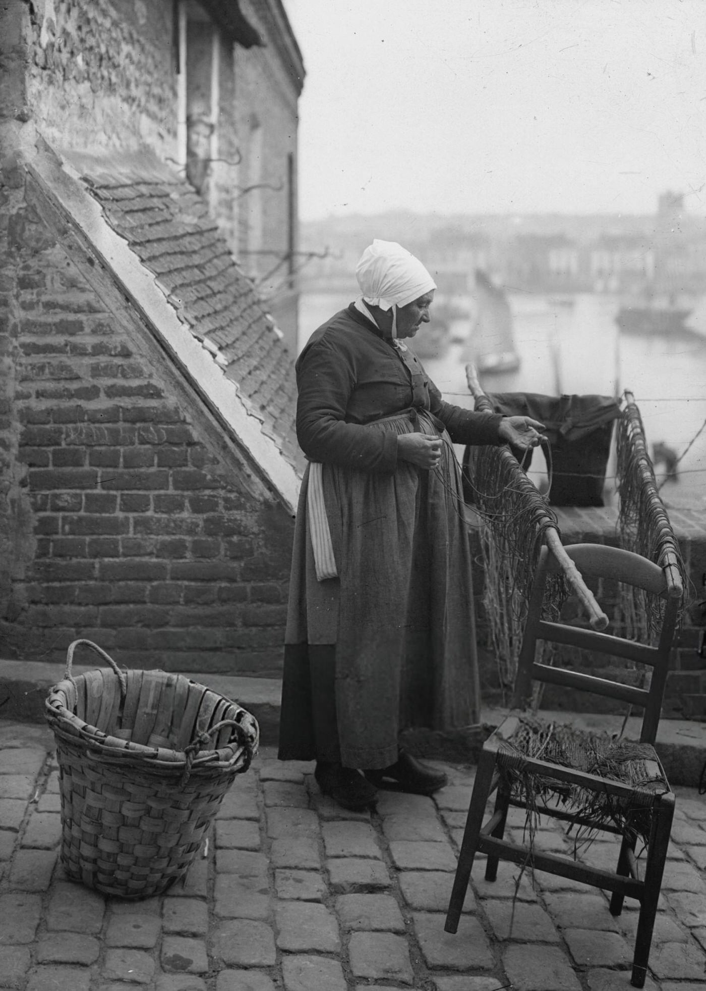 Artois fisherwoman drying the lines, 1900.